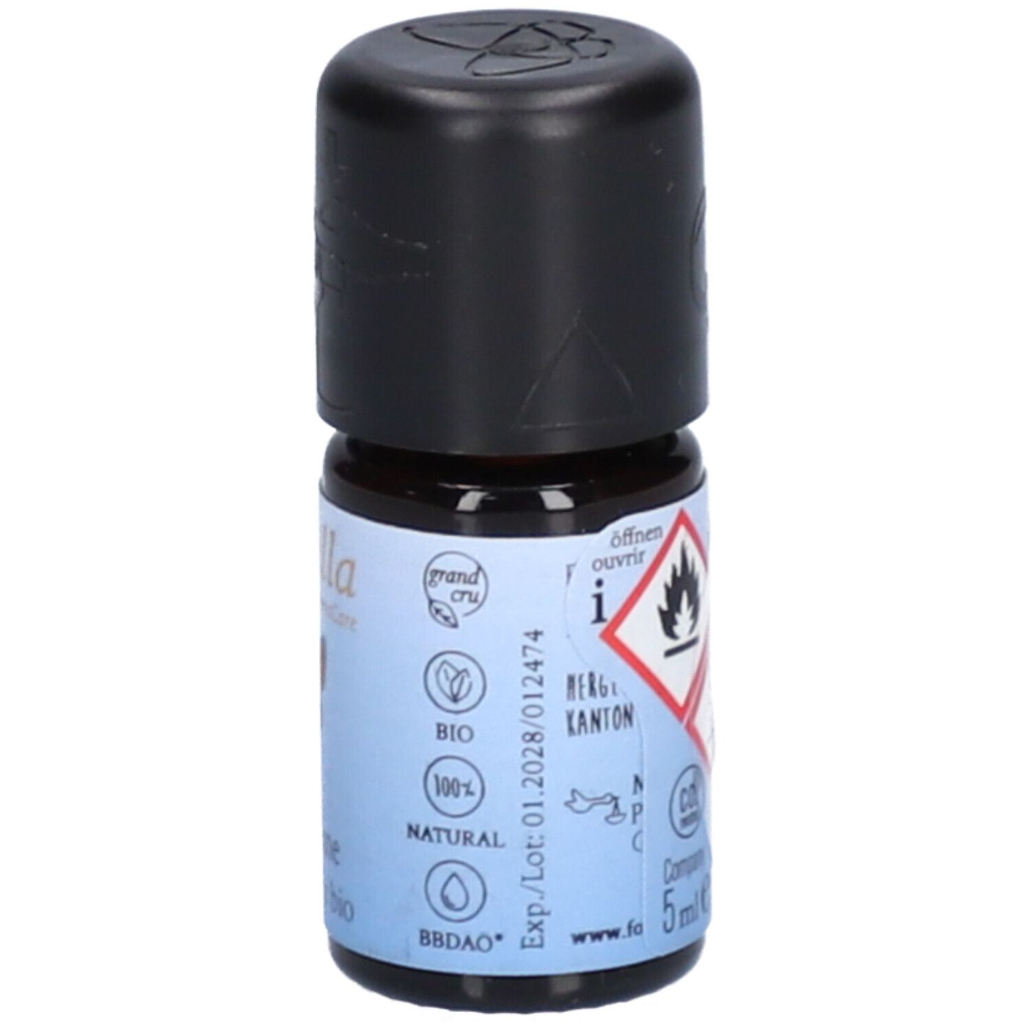 Petite bouteille en verre brun avec bouchon noir. Étiquette avec symbole de danger, texte et label bio. 5 ml.