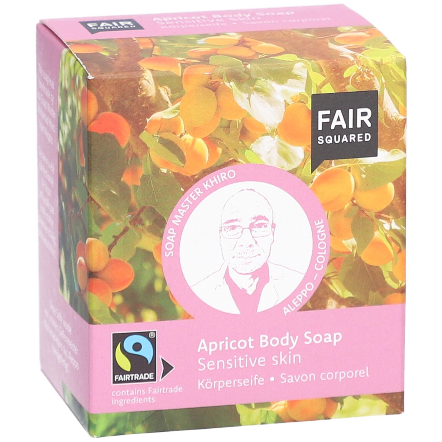 FAIR SQUARED Savon corporel Abricot pour peaux sensibles. Emballage avec motif abricot, logo Fairtrade et portrait du maître savonnier.