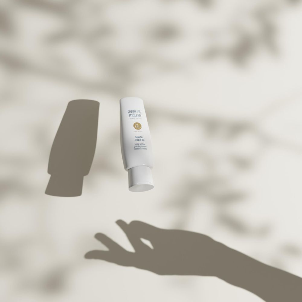 Bouteille Marlies Möller Keratin Cream Oil avec ombre portée.