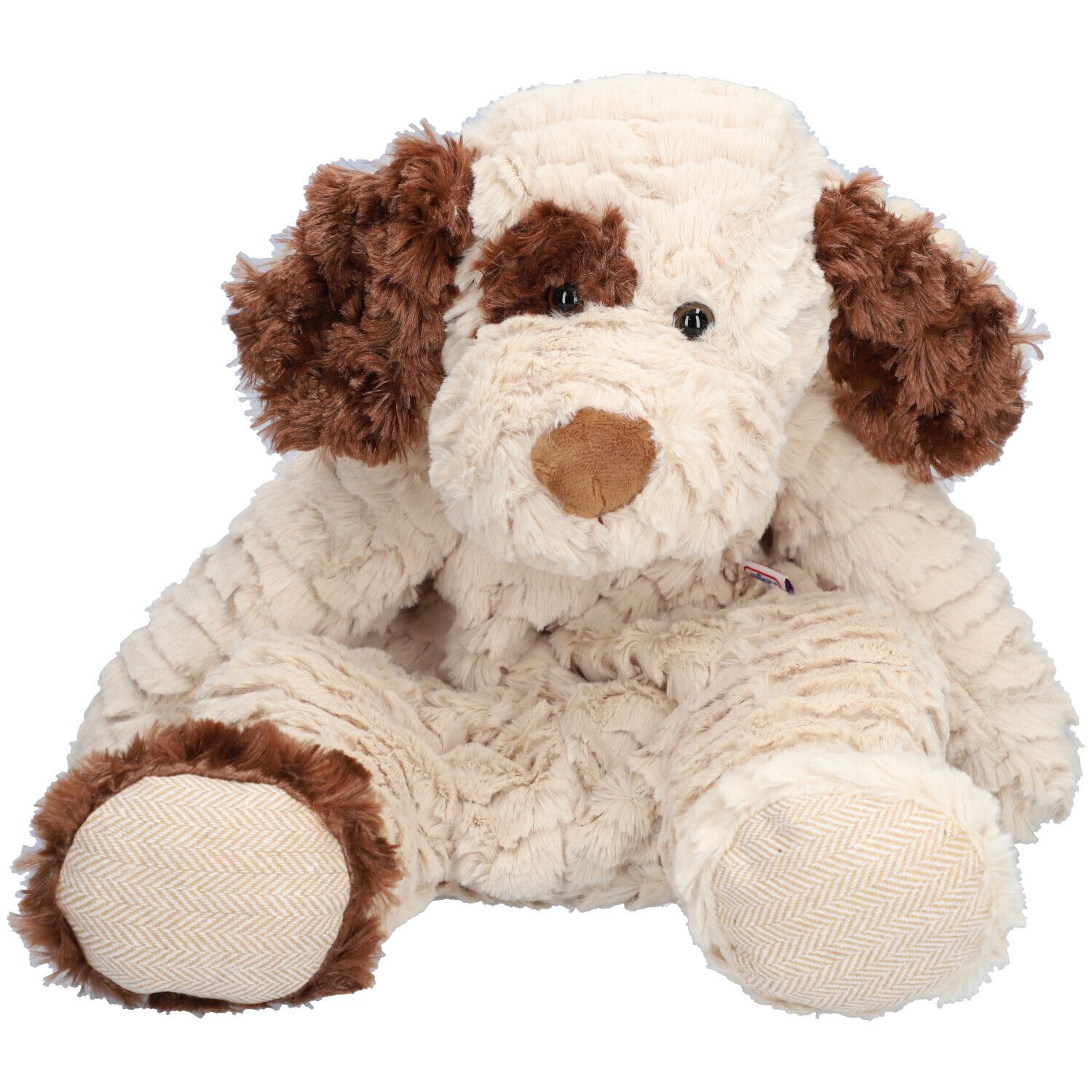 Chien en peluche beige et marron. Oreilles, tache et sourcils marron. Pieds avec motif à chevrons. Position assise.