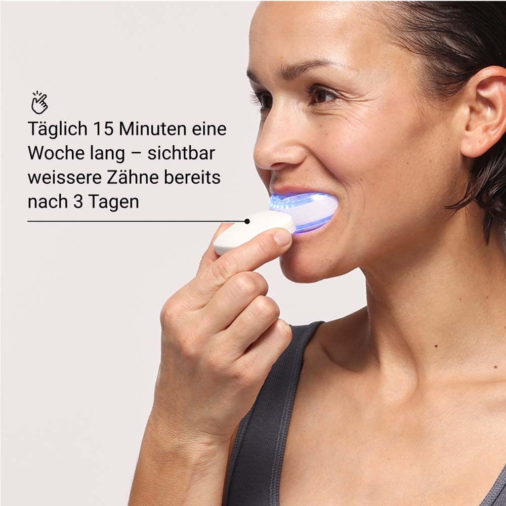 Femme avec gouttière dans la bouche. Éclairage LED bleu. Embout buccal blanc. Fond clair.