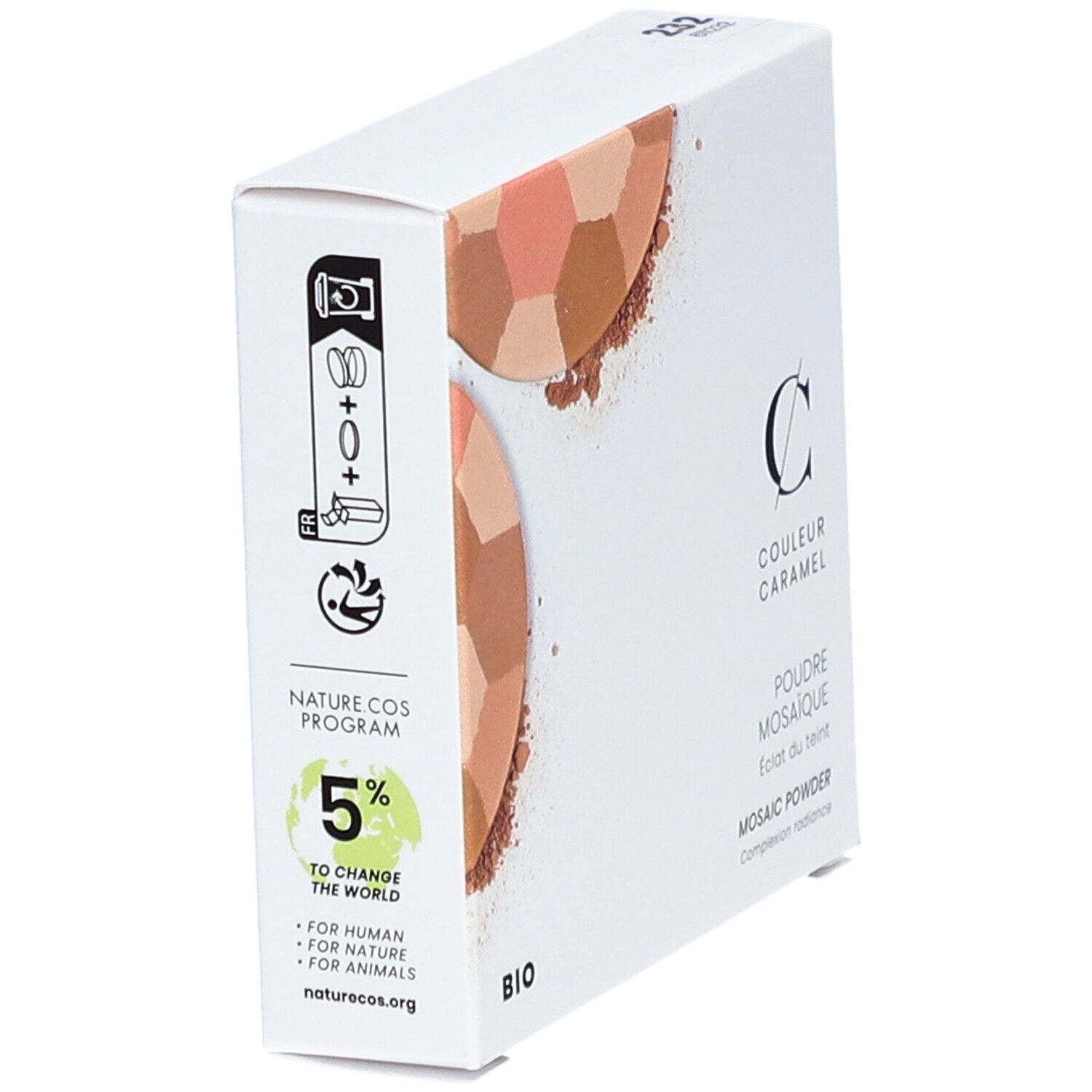 Boîte blanche avec poudre mosaïque. Marque COULEUR CARAMEL, logo BIO. Programme de cosmétiques naturels. Texte: Poudre Mosaïque, Eclat du teint, Mosaic Powder.