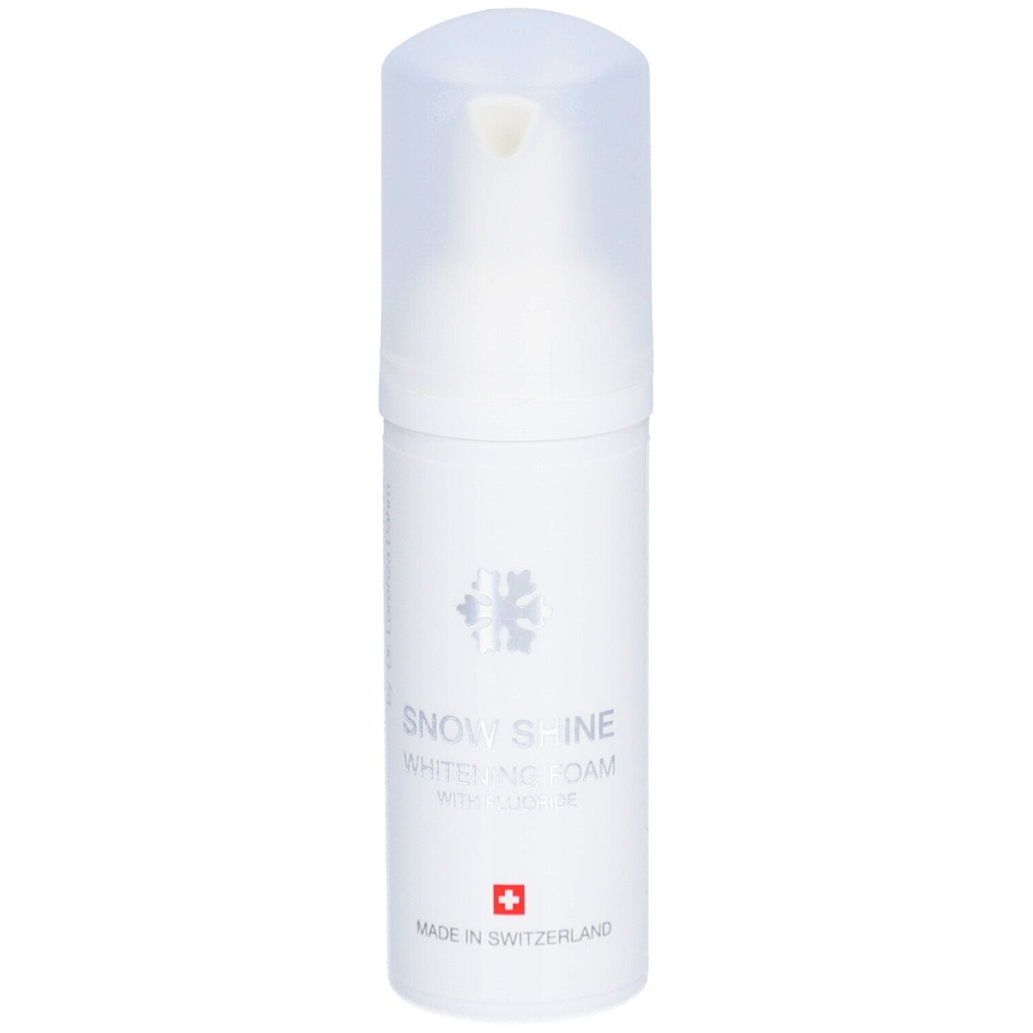Flacon blanc de mousse. Inscription: Snow Shine Whitening Foam avec fluorure. Croix suisse.