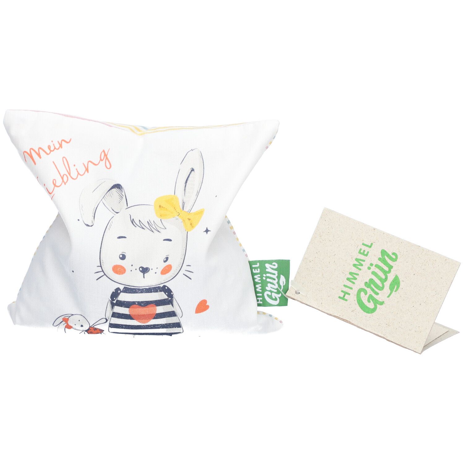 Coussin blanc avec motif lapin et inscription "Mein Liebling". Étiquette verte et carton avec logo "Himmel Grün".
