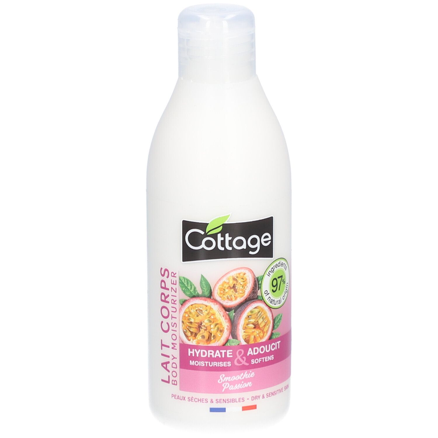 Flacon blanc de lait pour le corps. Inscription: Cottage, Lait Corps, Hydrate & Adoucit. Illustration de fruits de la passion. 97% ingrédients d'origine naturelle.
