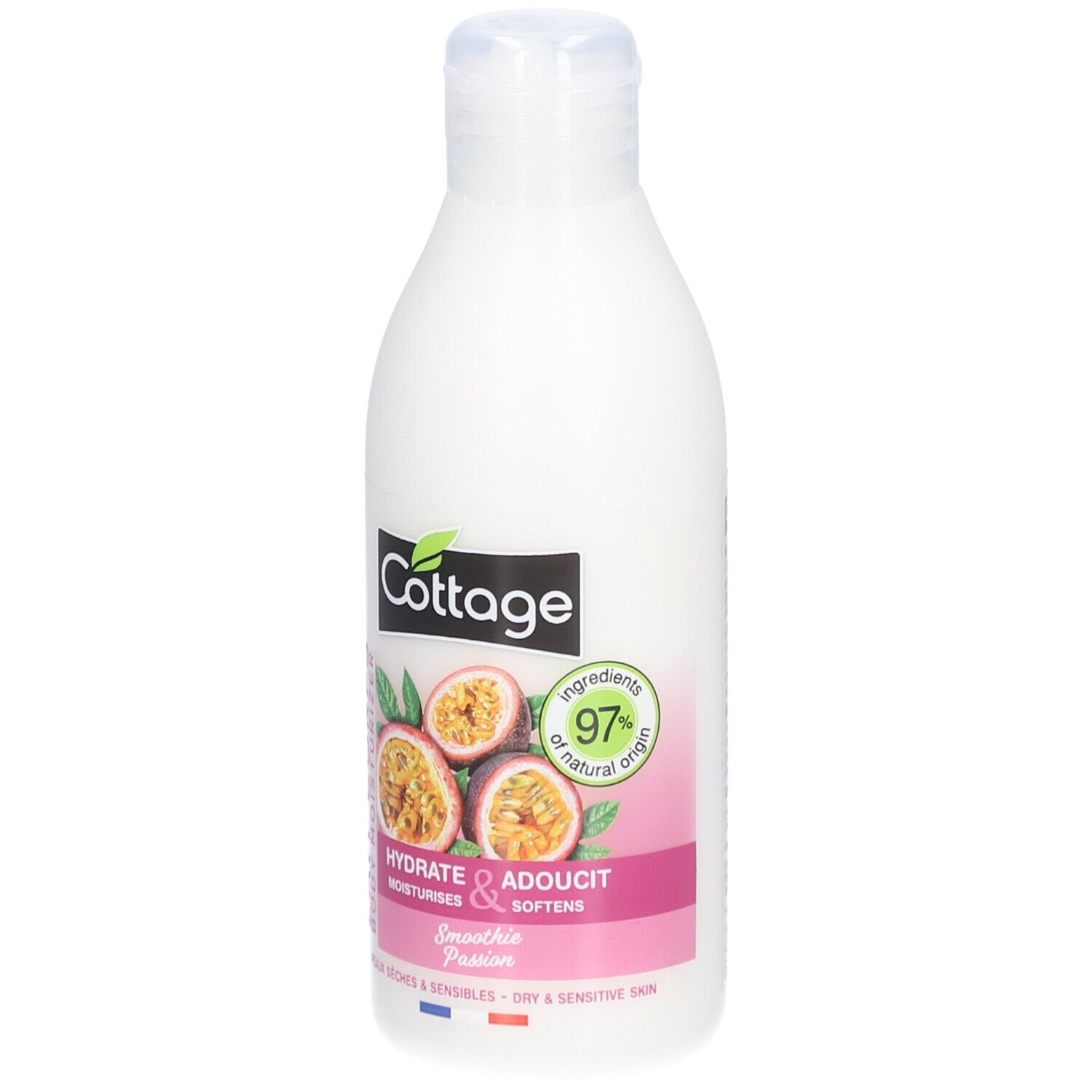 Flacon blanc de lait pour le corps. Inscription: Cottage, Lait Corps, Hydrate & Adoucit. Illustration de fruits de la passion. 97% ingrédients d'origine naturelle.