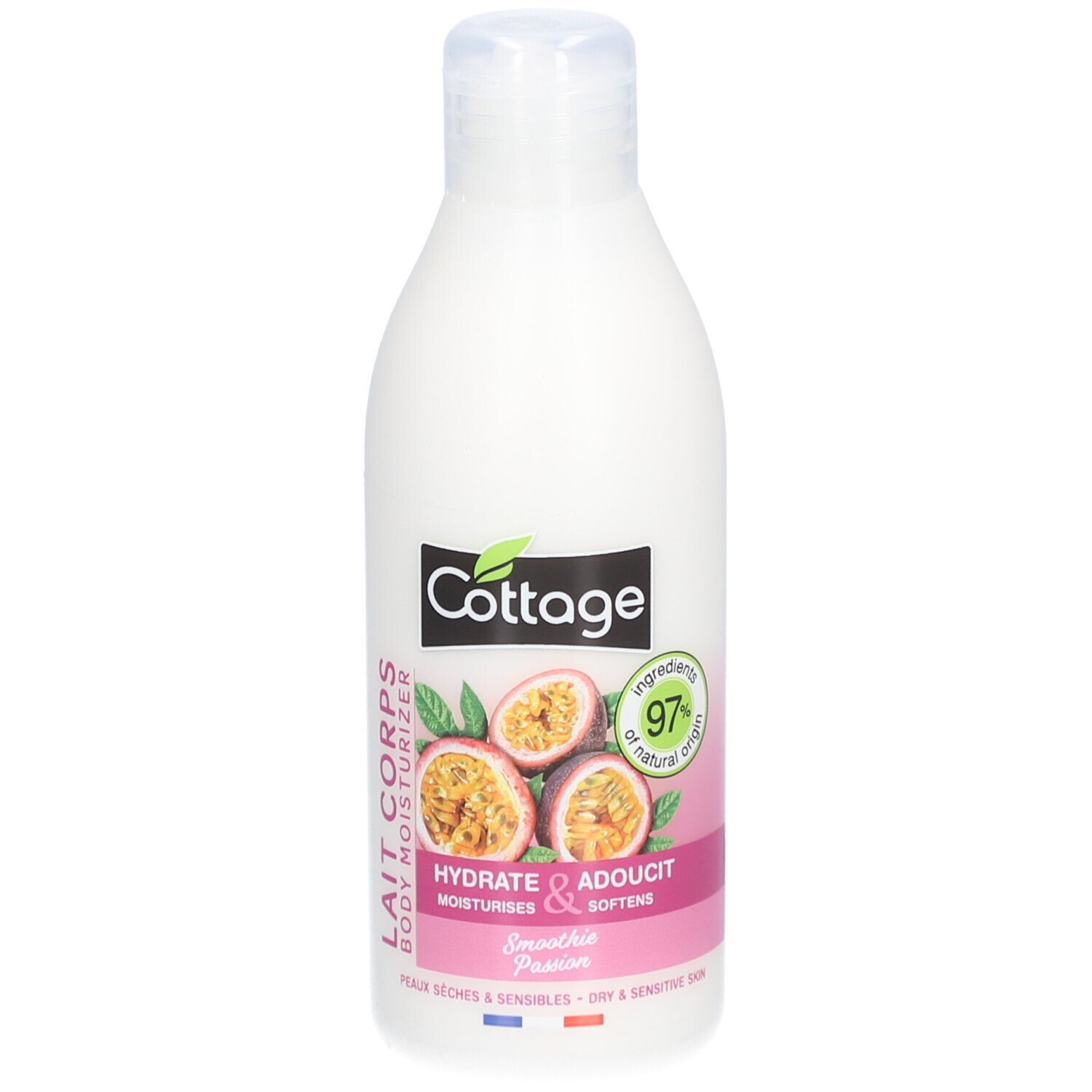 Flacon blanc de lait pour le corps. Inscription: Cottage, Lait Corps, Hydrate & Adoucit. Illustration de fruits de la passion. 97% ingrédients d'origine naturelle.