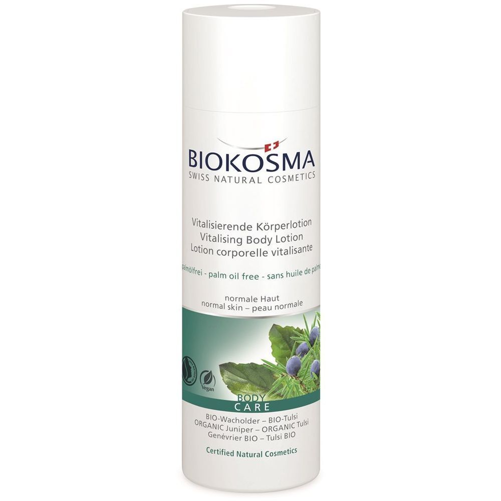 Flacon blanc avec logo BIOKOSMA et nom du produit. Illustration de genévrier et tulsi. "Lotion corporelle vitalisante".