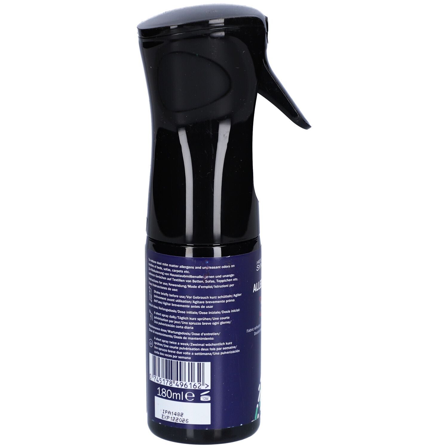 Flacon pulvérisateur bleu avec tête noire. Inscription: HEIQ SYNBIO CLEAN ALLERGEN SPRAY. 180 ml. Vue latérale.