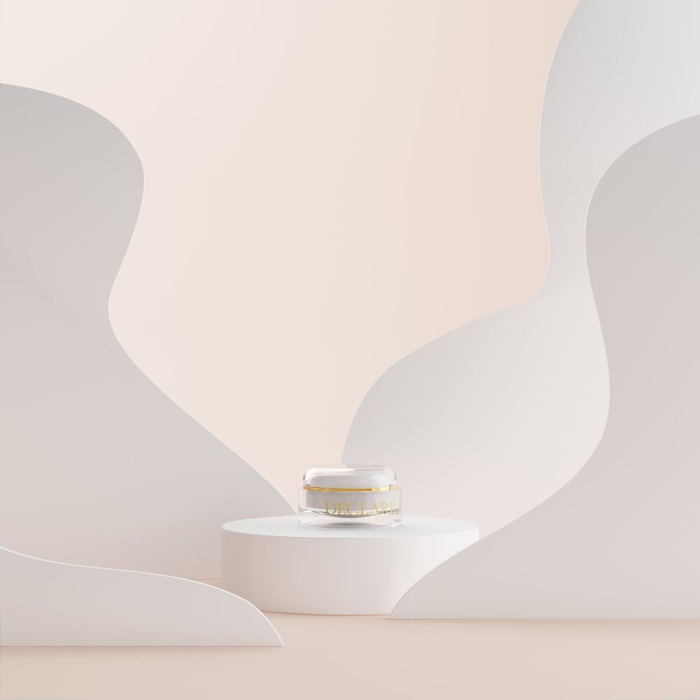Produit sur un piédestal blanc. Fond avec des éléments blancs en forme de vagues et un dégradé clair.