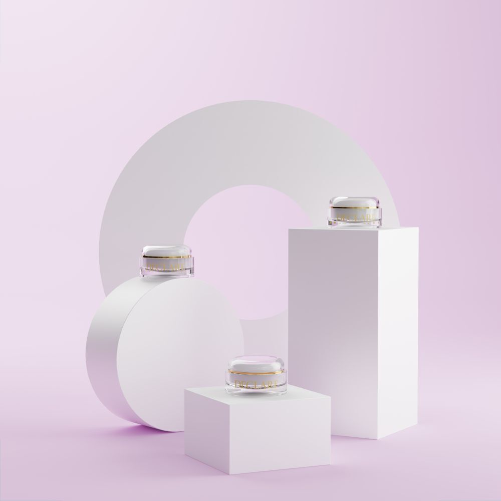 Trois produits sur des socles blancs. Fond avec cercle et cube blancs. Fond rose et blanc.