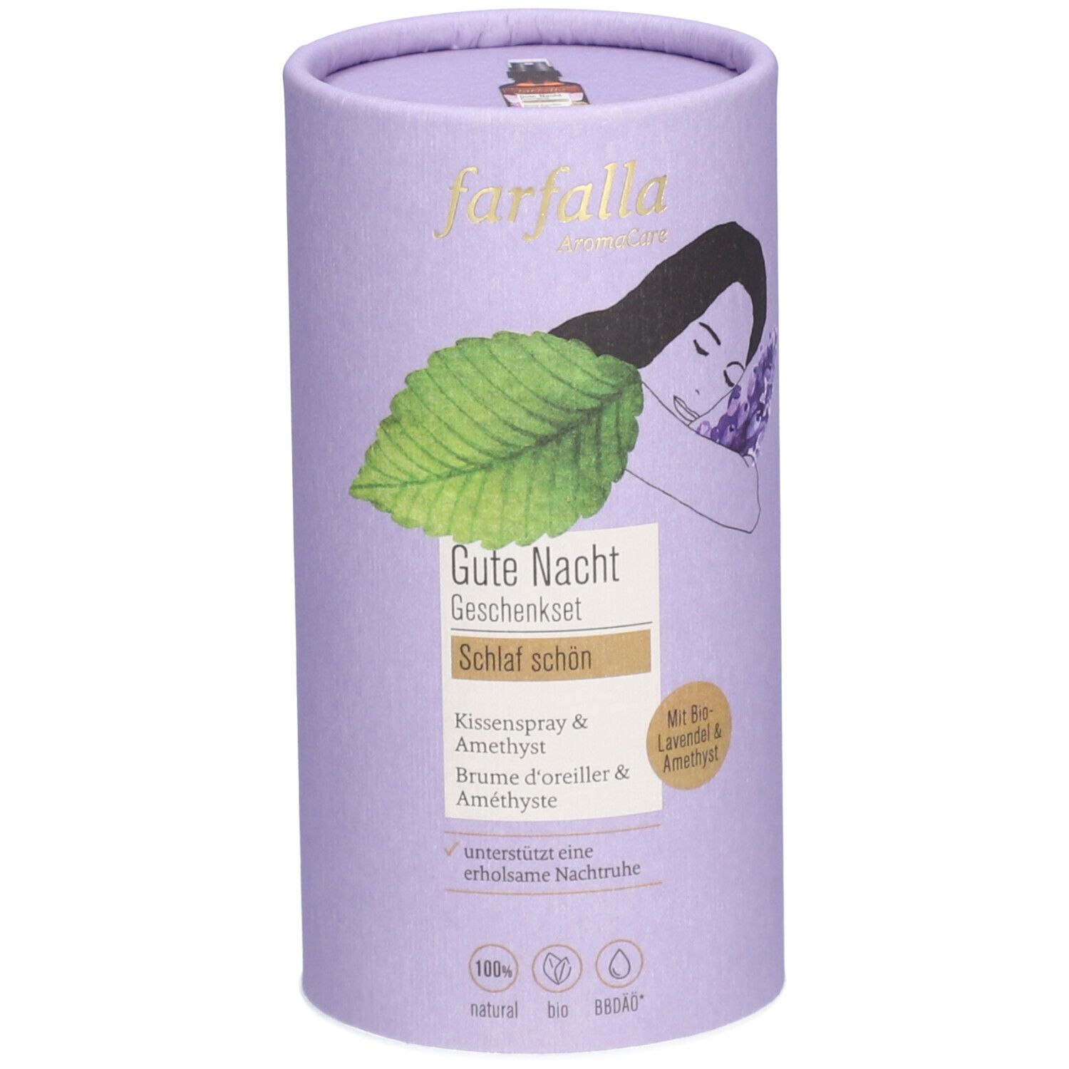 Emballage cylindrique, lilas clair. Logo farfalla, illustration d'une personne endormie avec de la lavande. Texte : Gute Nacht Geschenkset, Kissenspray & Amethyst.