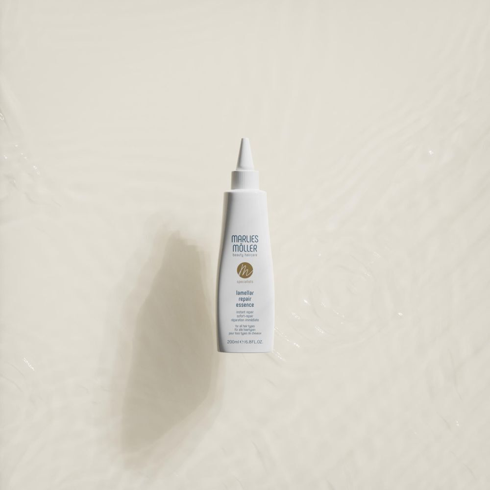 Flacon blanc à embout dans l'eau. Inscription: Marlies Möller, Lamellar Repair Essence.