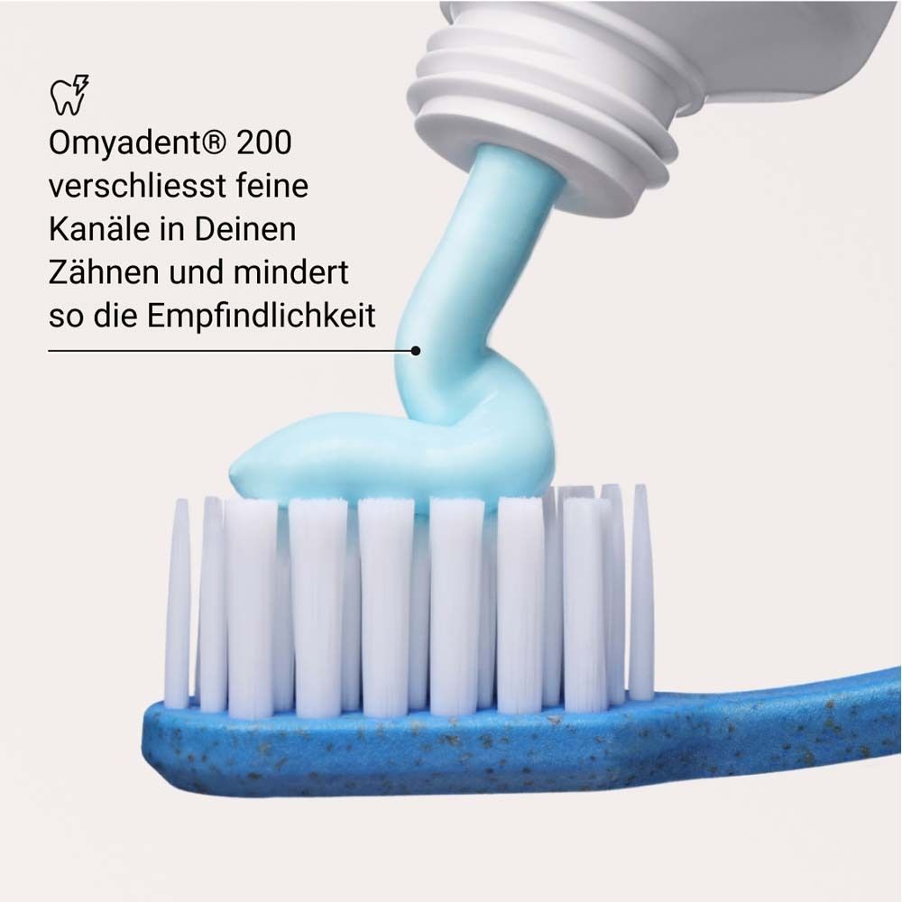 Dentifrice bleu sur une brosse à dents. Omyadent® 200 réduit la sensibilité.