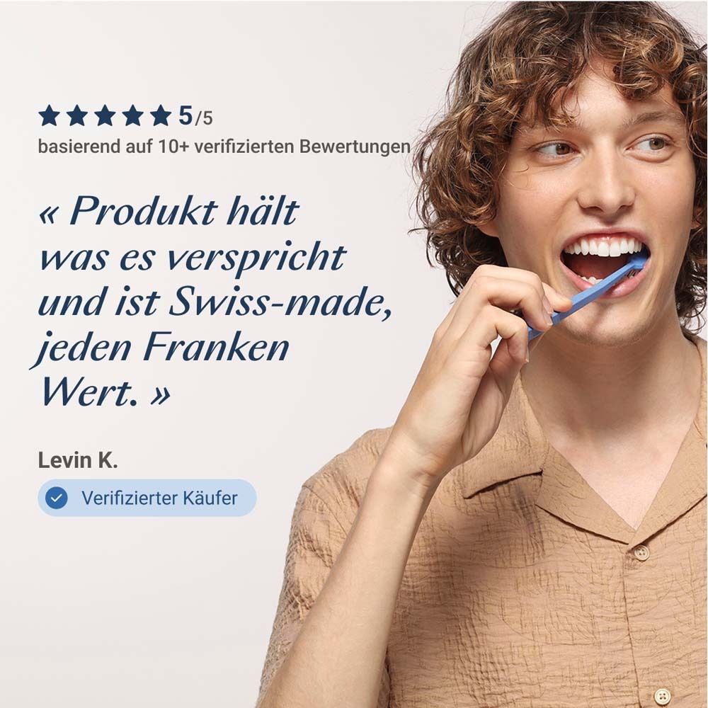 Un homme se brosse les dents. Le produit tient ses promesses.