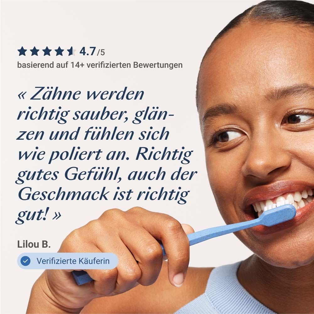 Femme se brosse les dents. Texte: Les dents sont vraiment propres, brillantes et polies.
