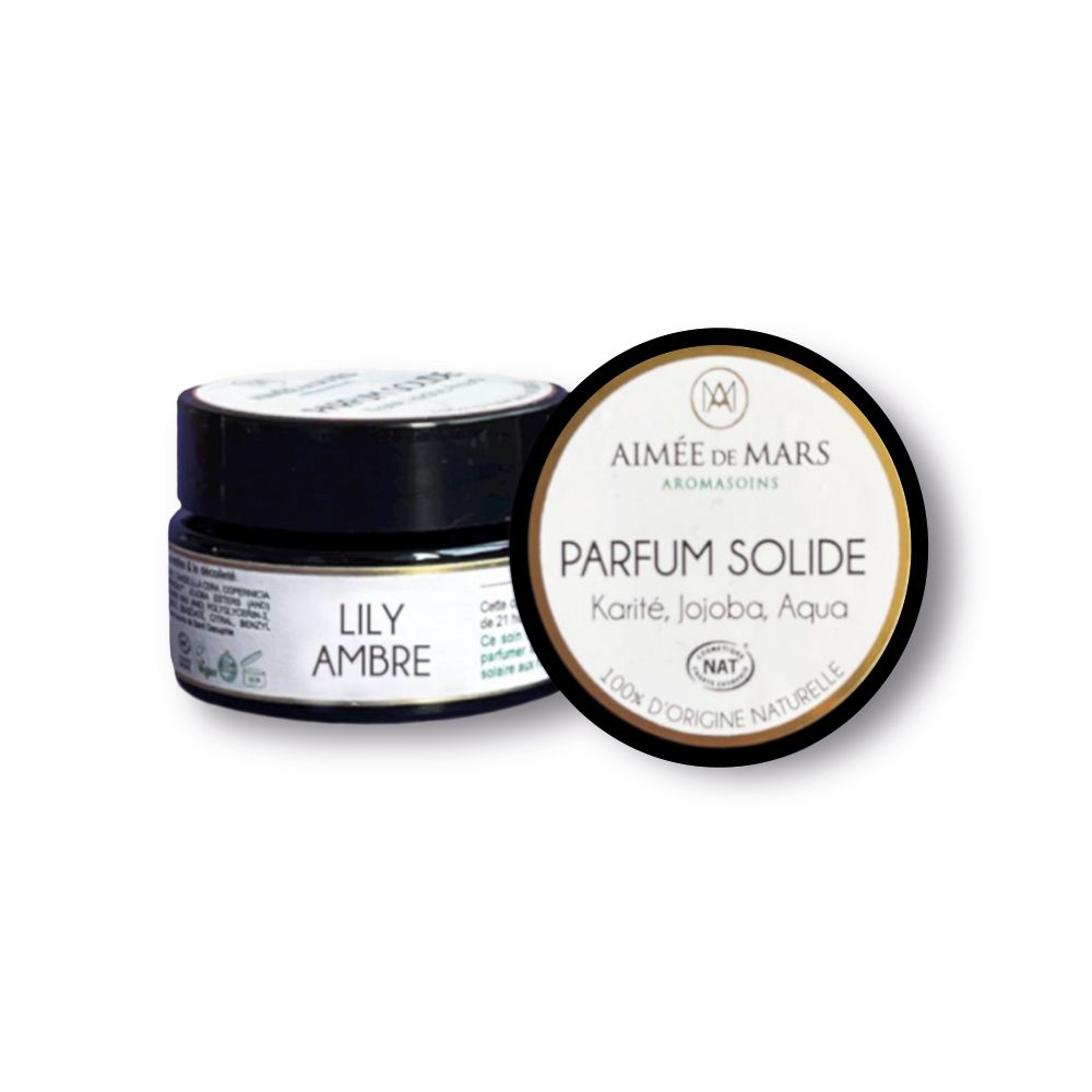 Petit pot rond avec couvercle noir. Inscription "LILY AMBRE" et "PARFUM SOLIDE" sur le couvercle.