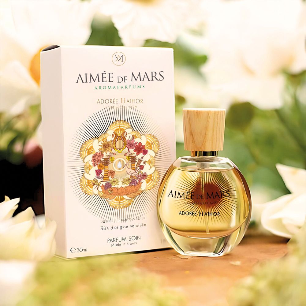 Emballage et flacon. Emballage: AIMÉE DE MARS, ADORÉE HATHOR. Flacon: rond, verre, bouchon bois.