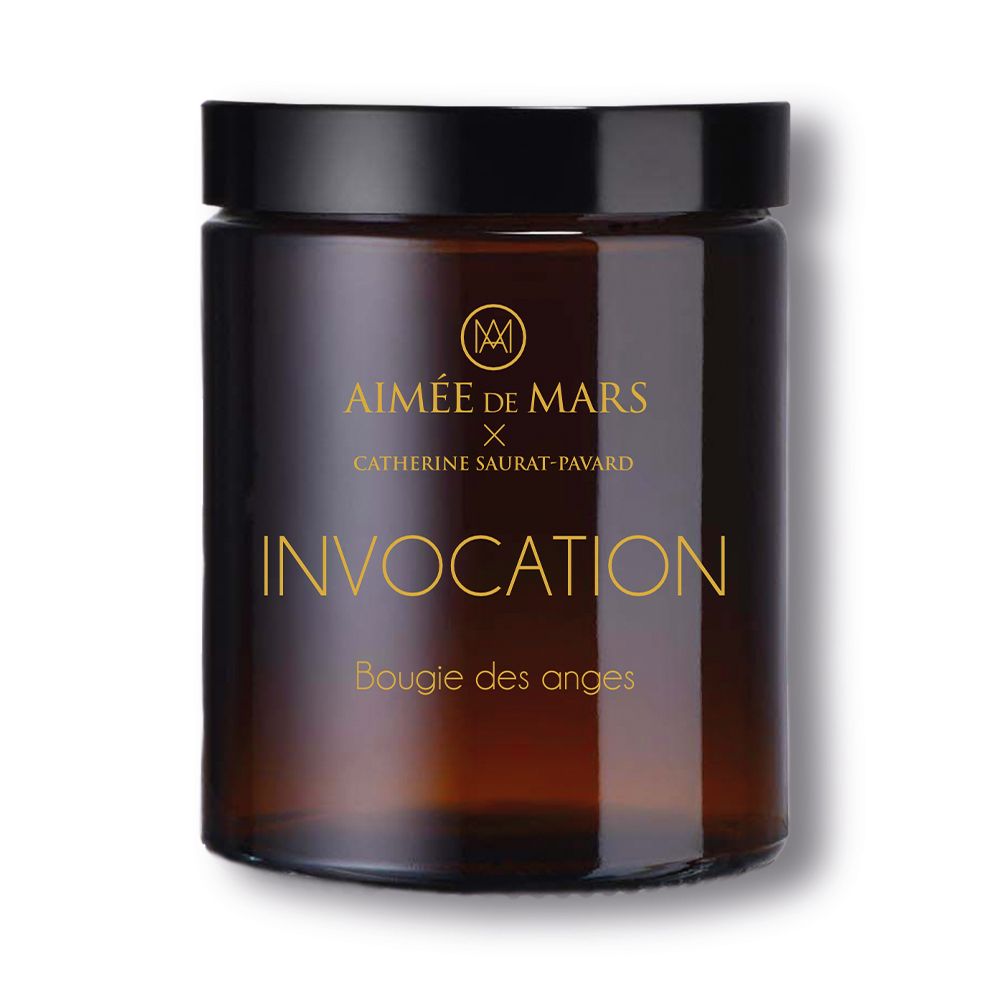 Bougie parfumée marron avec couvercle noir. Inscription dorée: Aimée de Mars, Invocation, Bougie des anges.
