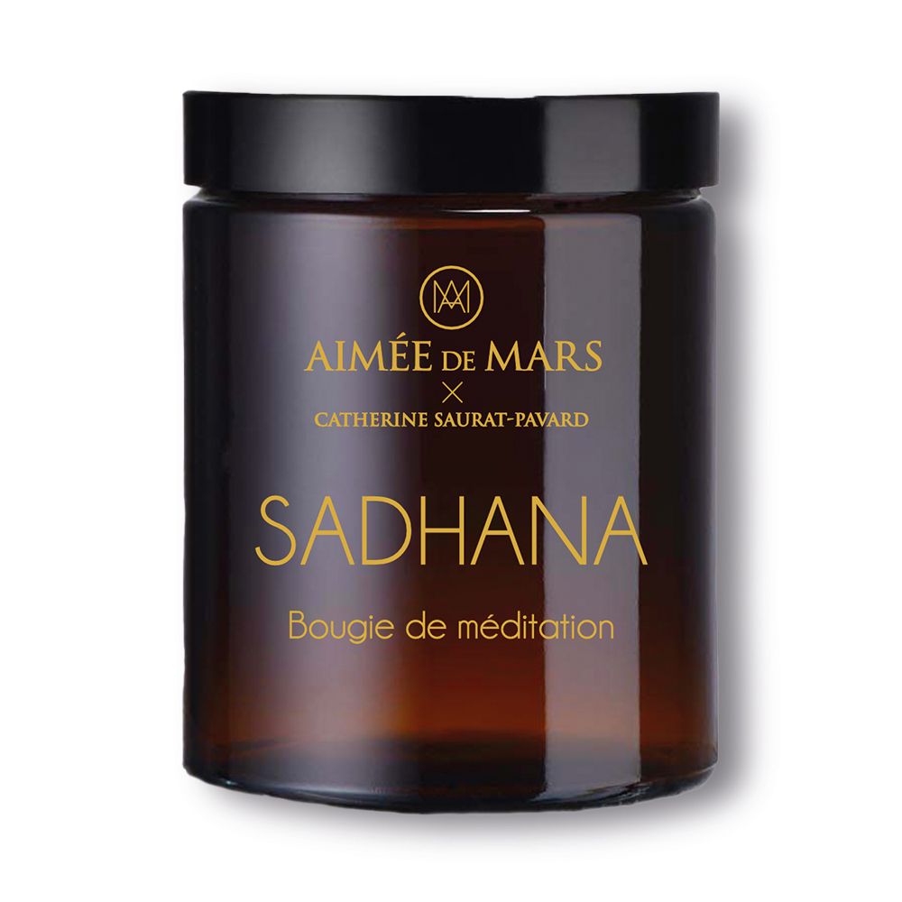 Bougie marron avec couvercle noir. Inscription : AIMÉE DE MARS, SADHANA, Bougie de méditation.