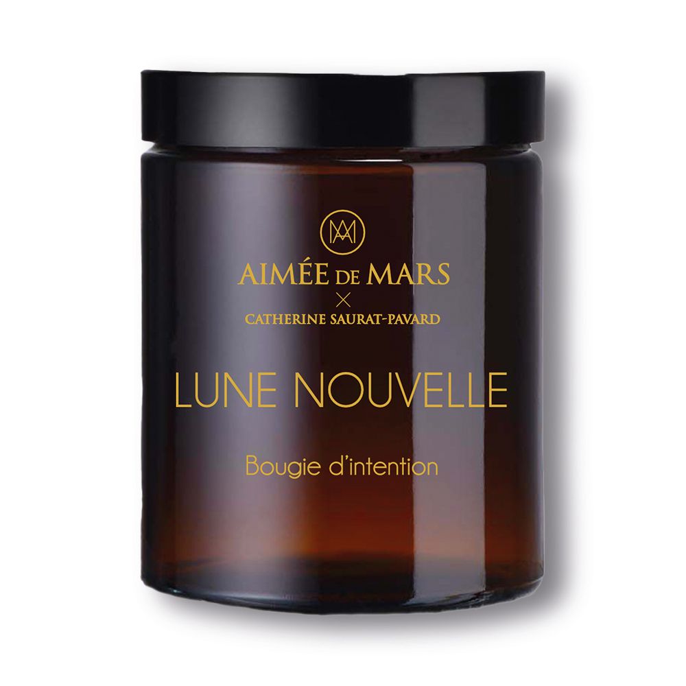 Bougie brune en pot de verre avec couvercle noir. Inscription : Aimée de Mars, Lune Nouvelle, Bougie d'intention.
