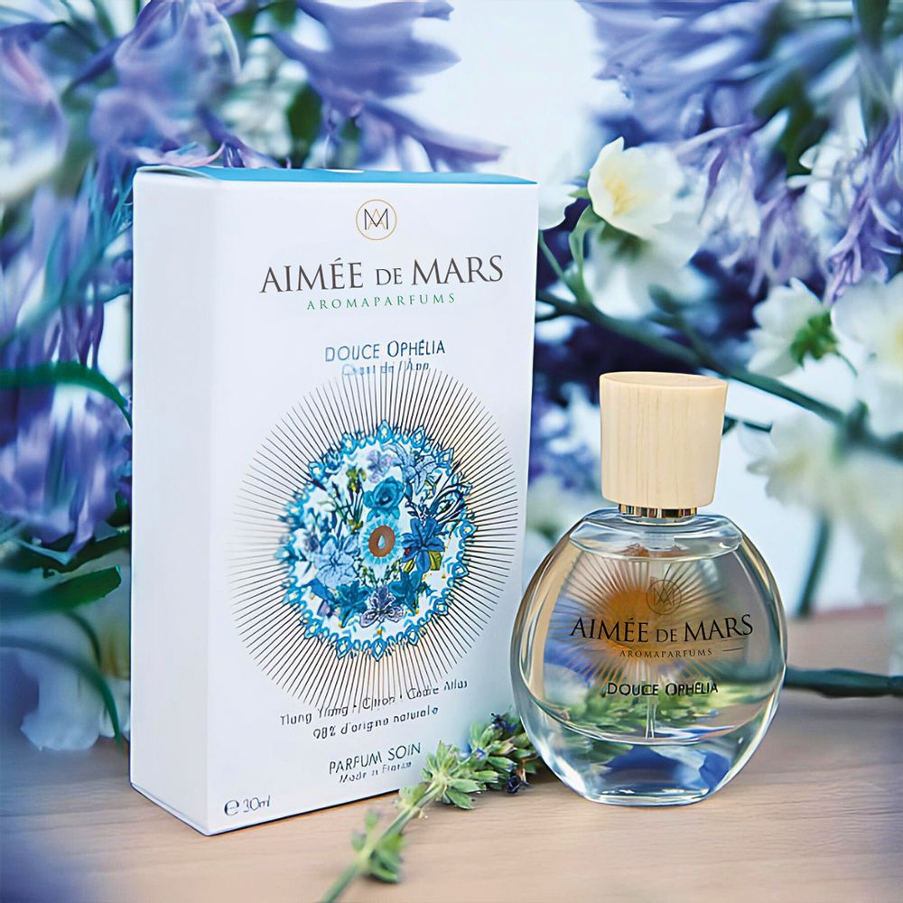 Emballage et flacon. Boîte blanche avec motif floral. Flacon avec bouchon en bois.