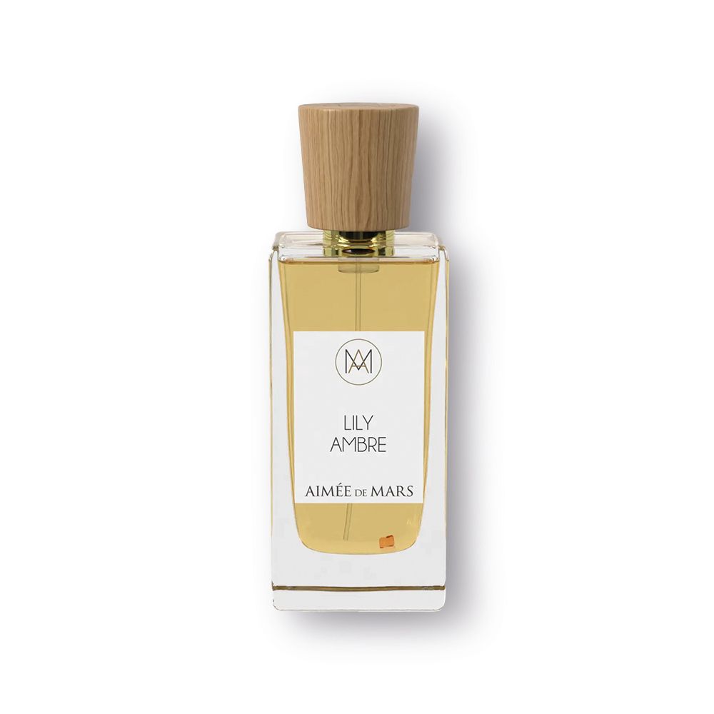 Flacon de parfum avec bouchon en bois. Inscription : LILY AMBRE, AIMÉE DE MARS. Flacon rectangulaire en verre, liquide doré.