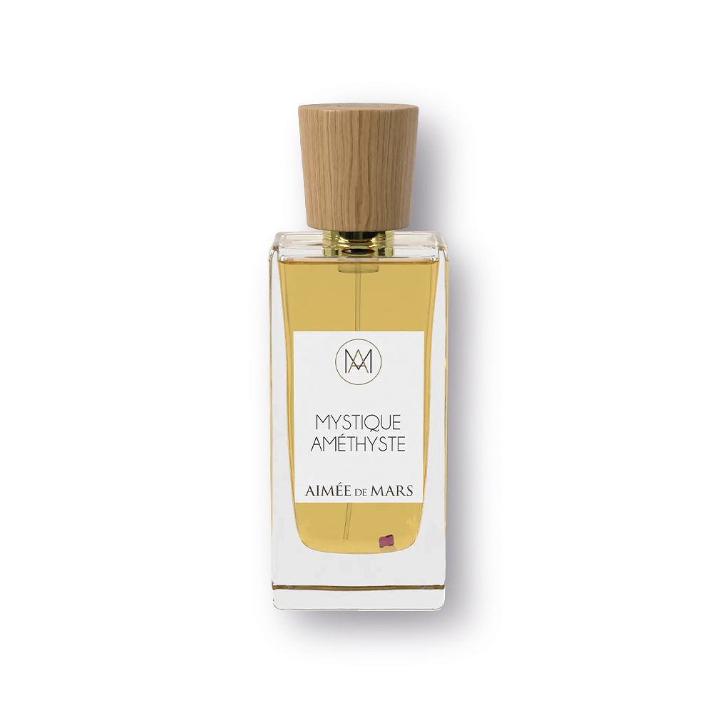 Flacon carré avec bouchon en bois, liquide ambré, étiquette blanche: Mystique Améthyste, Aimée de Mars. Vue de face.
