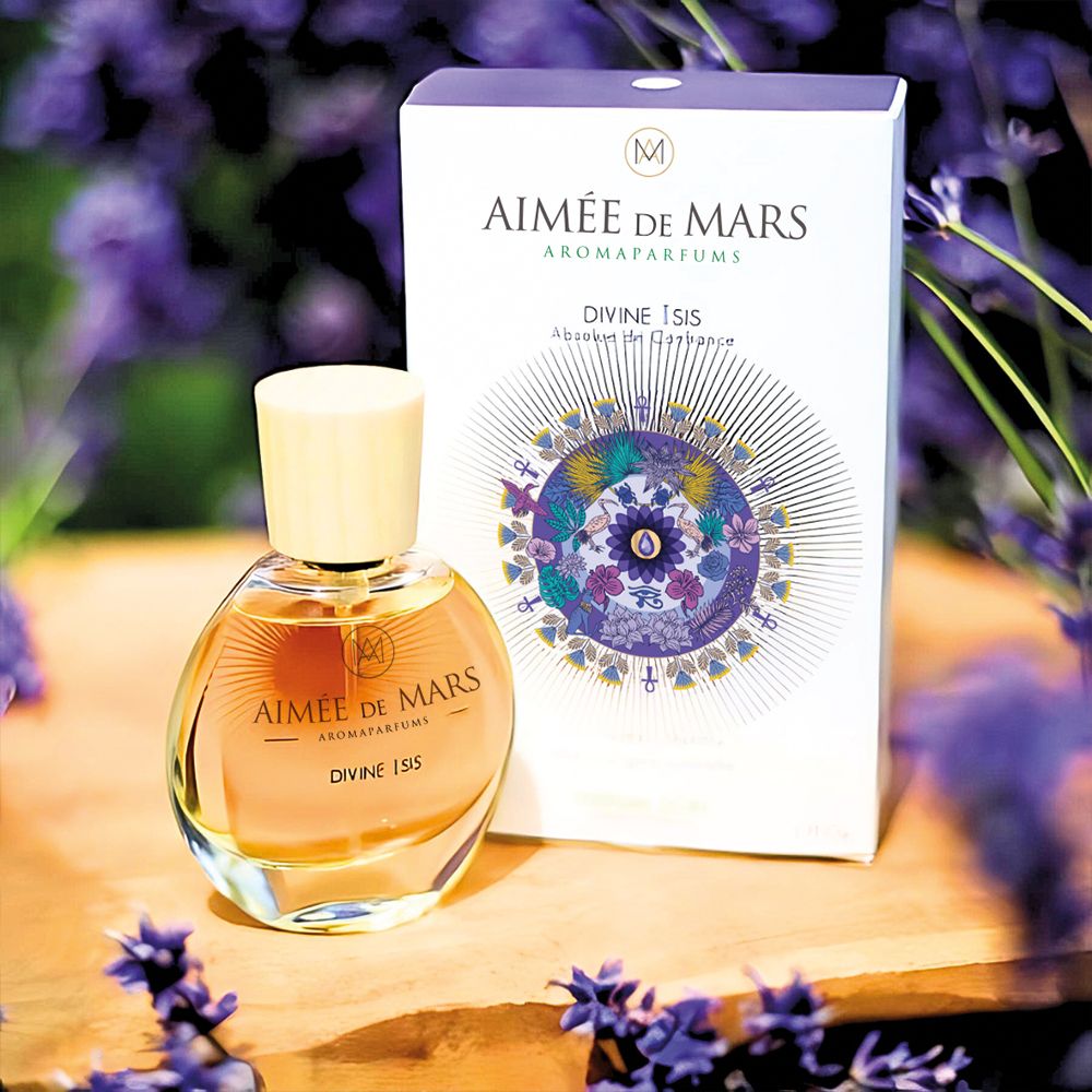 Flacon et emballage. Flacon : rond, verre, bouchon bois. Emballage : blanc, accents violets, inscription : Aimée de Mars, Divine Isis.