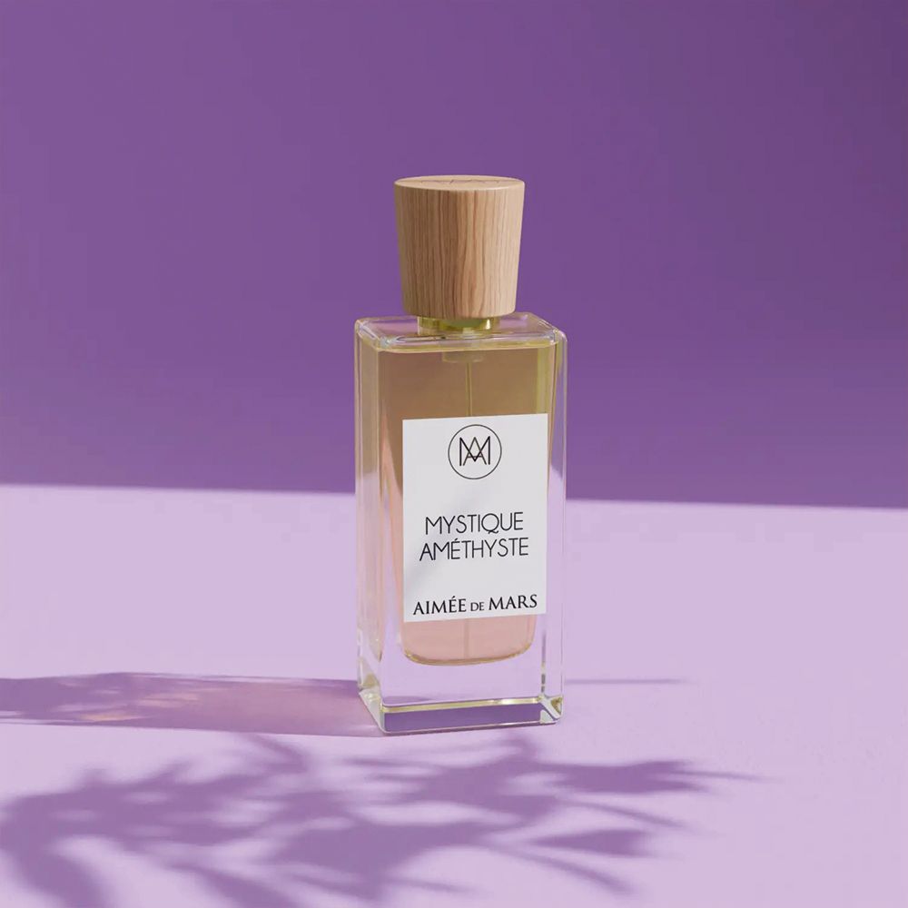 Flacon de parfum avec bouchon en bois. L'étiquette indique "Mystique Améthyste" et "Aimée de Mars".