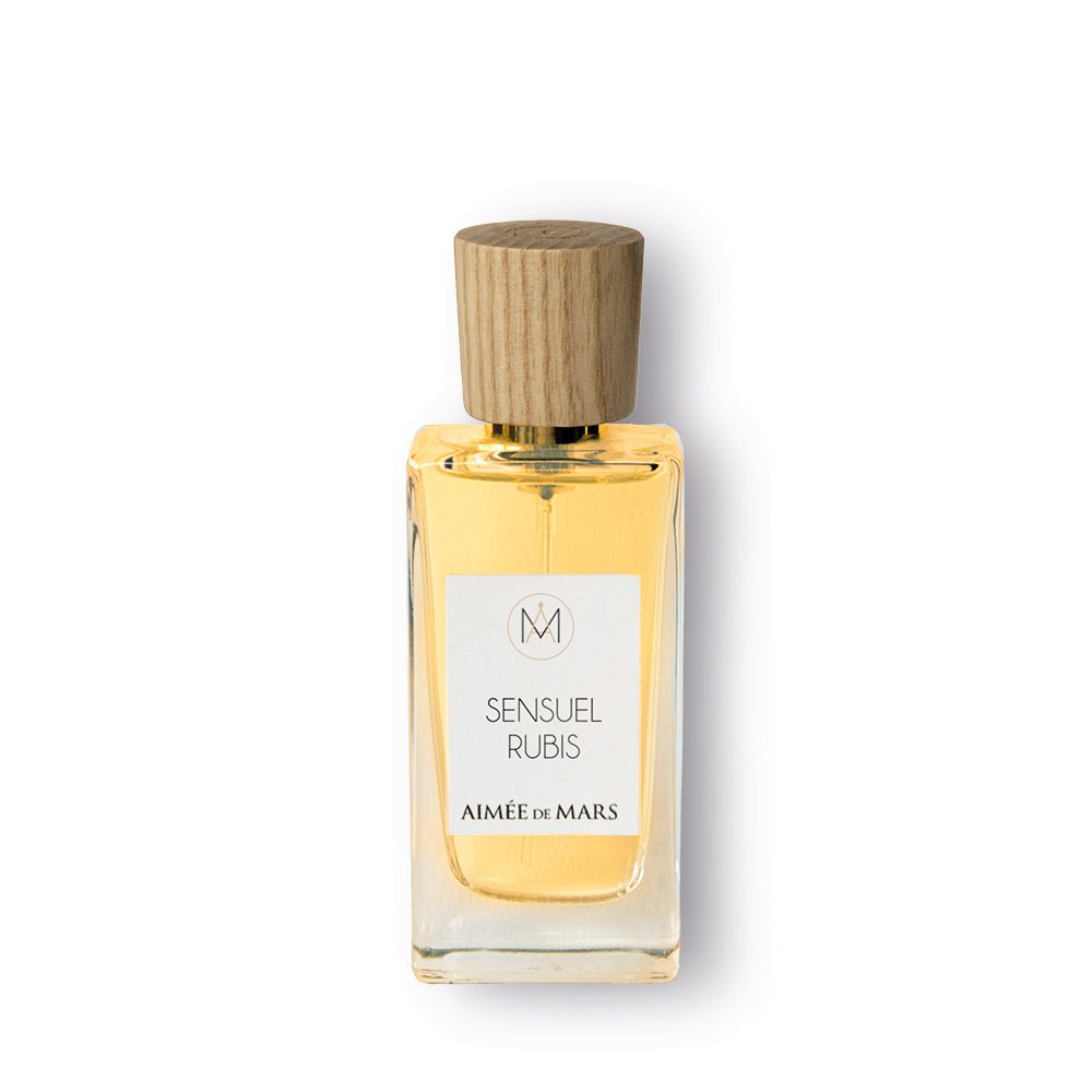 Flacon de parfum avec bouchon en bois. L'étiquette indique "Sensuel Rubis" et "Aimée de Mars".