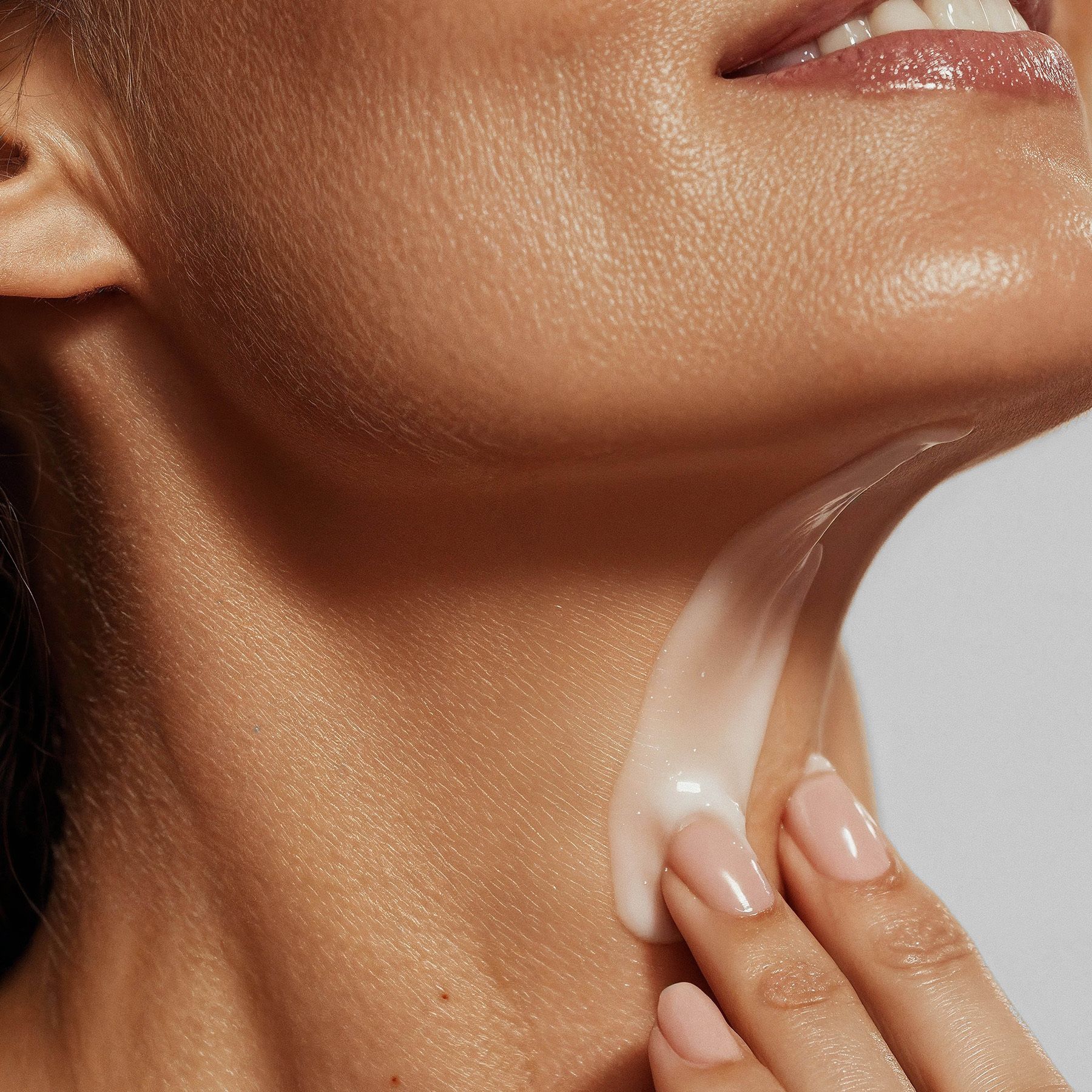 Partie de peau avec crème. Texte: 100% vegan. Sections de texte sur le spilanthol, l'acide hyaluronique et les acides aminés.