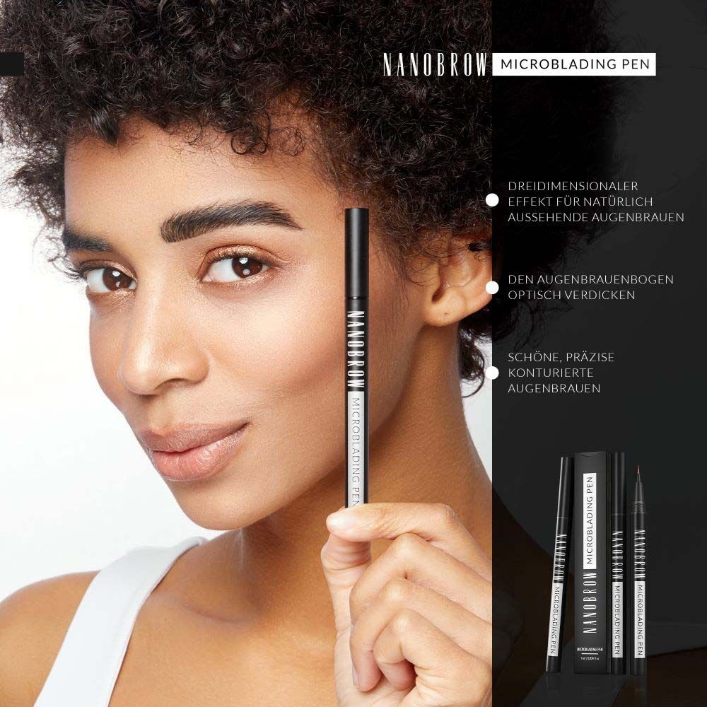 Femme tenant un stylo noir. Inscription : NANOBROW MICROBLADING PEN. Autres emballages en arrière-plan.