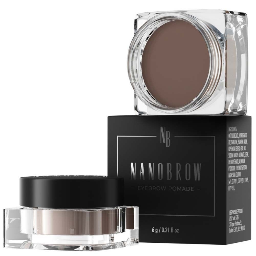 Deux pots de pommade à sourcils foncés et un emballage noir avec texte blanc. Nom du produit : NANOBROW Eyebrow Pomade.