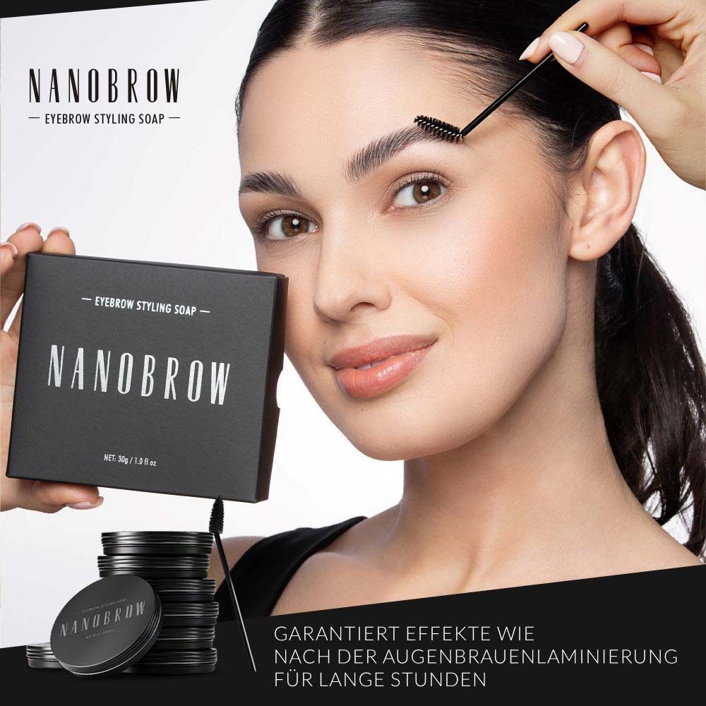 Femme avec NANOBROW Eyebrow Styling Soap. Boîte noire avec produit et brosse. Texte: NANOBROW, Eyebrow Styling Soap.