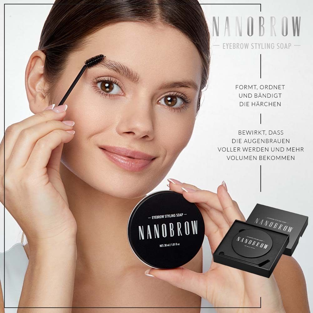 Femme utilisant NANOBROW Eyebrow Styling Soap. Boîte noire et boîte avec produit. Texte: NANOBROW, Eyebrow Styling Soap.