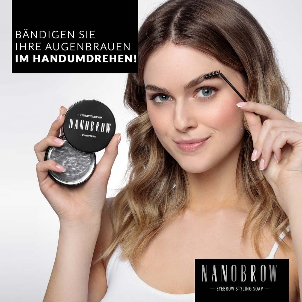 Femme avec NANOBROW Eyebrow Styling Soap. Boîte noire et brosse. Texte: NANOBROW, Eyebrow Styling Soap.