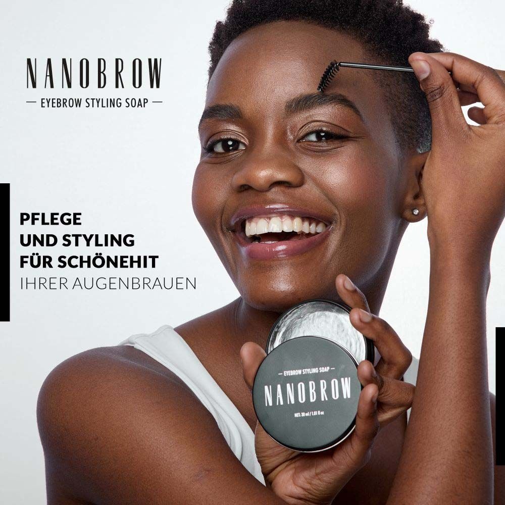 Femme avec NANOBROW Eyebrow Styling Soap. Boîte noire et brosse. Texte: NANOBROW, Eyebrow Styling Soap.