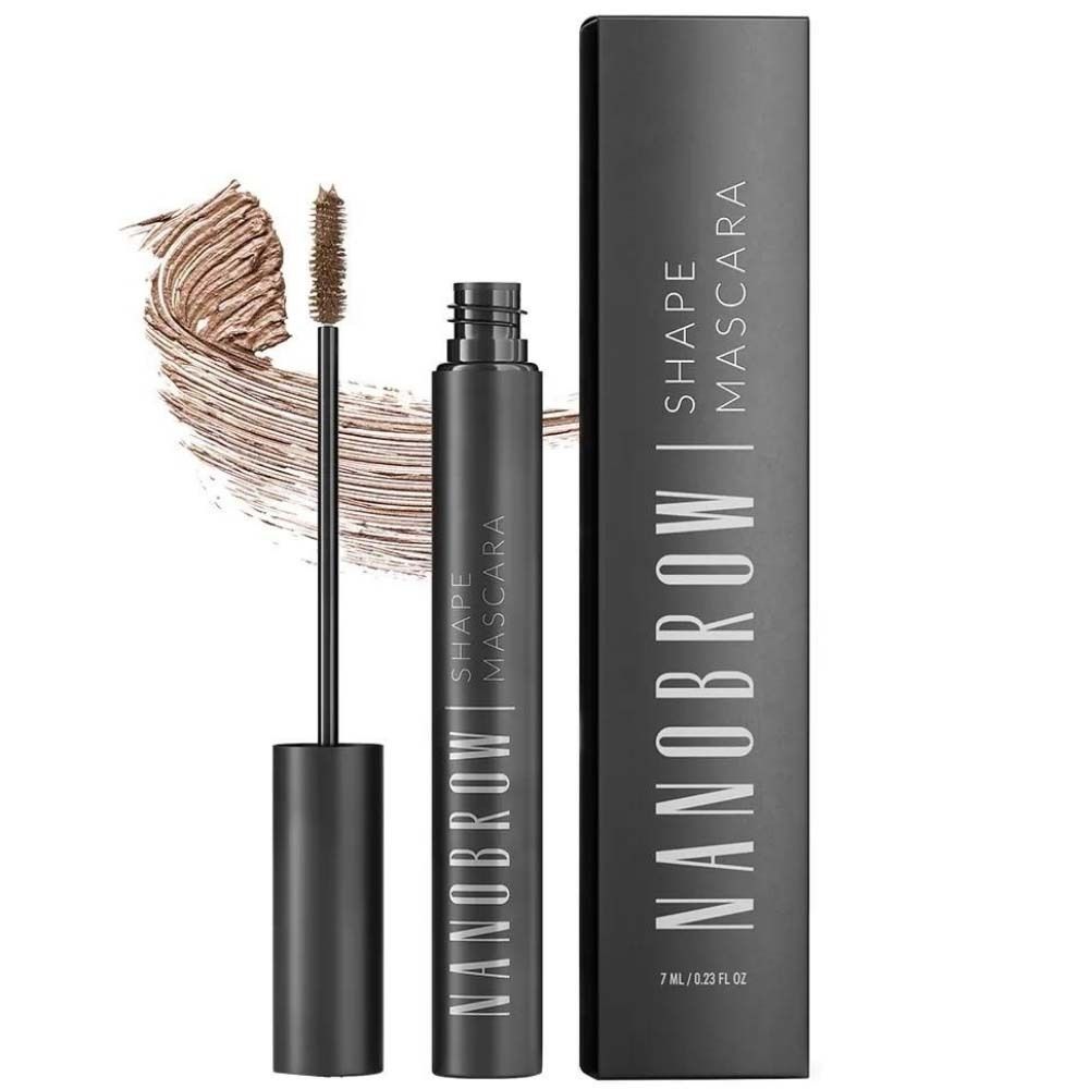 Brosse et tube de mascara noirs. NANOBROW Shape Mascara est écrit sur le tube. Emballage à côté. Texture brune.