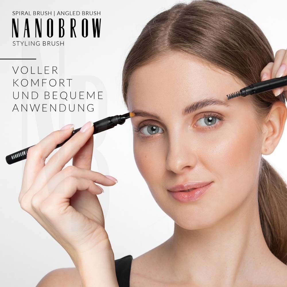 Femme tenant deux brosses à sourcils. Texte : NANOBROW, Styling Brush. Confort et application facile.