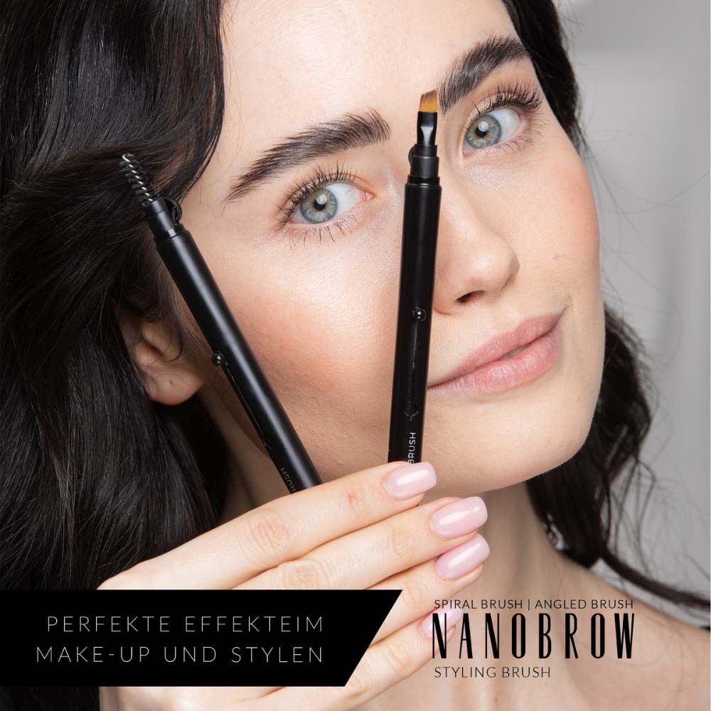 Femme tenant deux brosses à sourcils. Texte : NANOBROW, Styling Brush. Effets parfaits pour le maquillage et le coiffage.