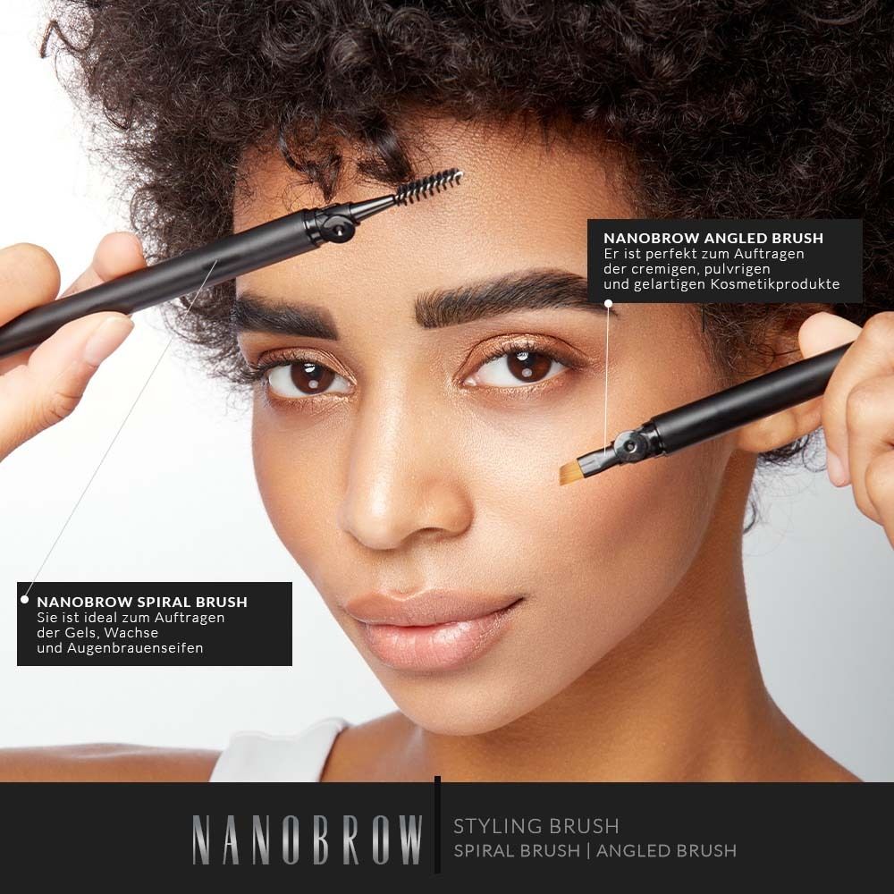 Femme avec brosses à sourcils. Texte : NANOBROW, Styling Brush. Brosse spirale pour gels, cires. Brosse biseautée pour cosmétiques.
