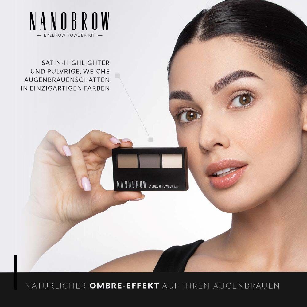 Femme tenant un kit de poudre à sourcils NANOBROW. Emballage noir avec trois teintes. Texte : Satin-Highlighter.