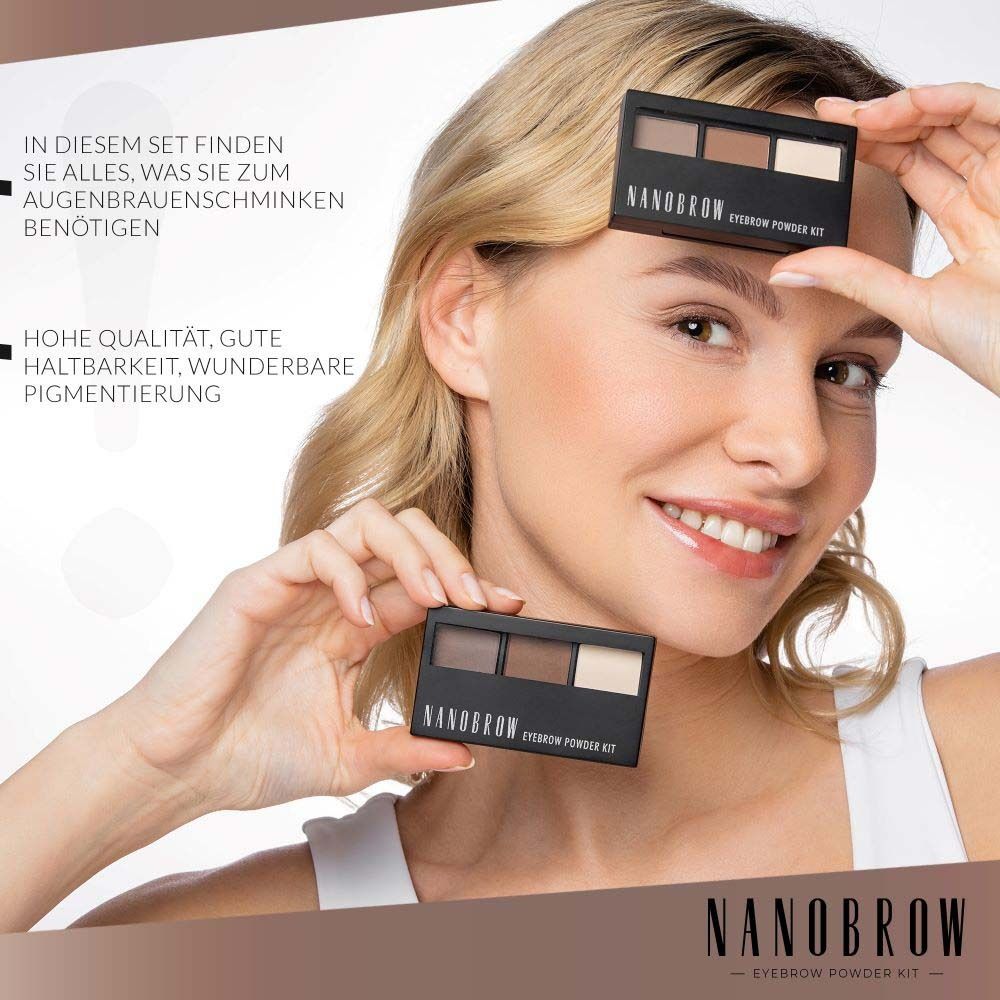 Femme tenant deux kits de poudre à sourcils NANOBROW. Emballage noir avec trois teintes. Texte : NANOBROW.