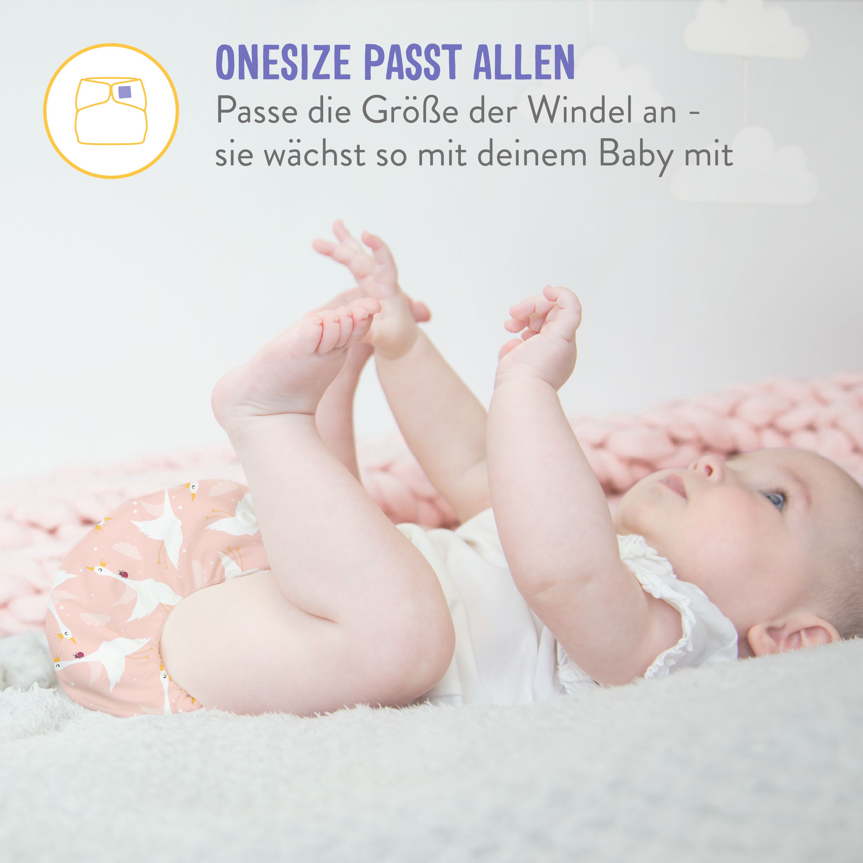 Bébé allongé sur le dos, portant une couche lavable. Texte : Taille unique. Ajustez la taille de la couche.