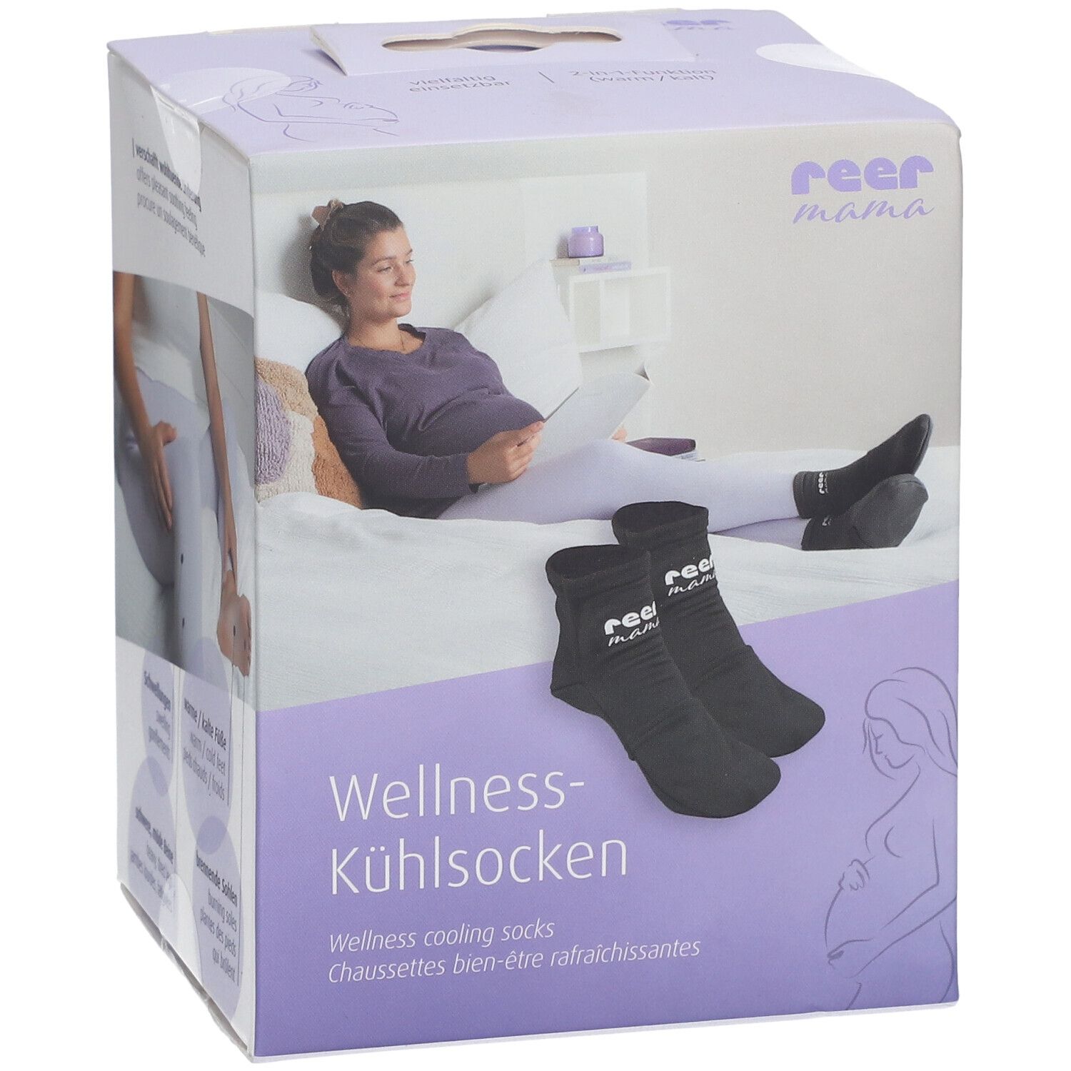 Boîte avec image du produit. Chaussettes noires avec logo blanc. Texte : Wellness-Kühlsocken. Marque : reer mama. Femme au lit.