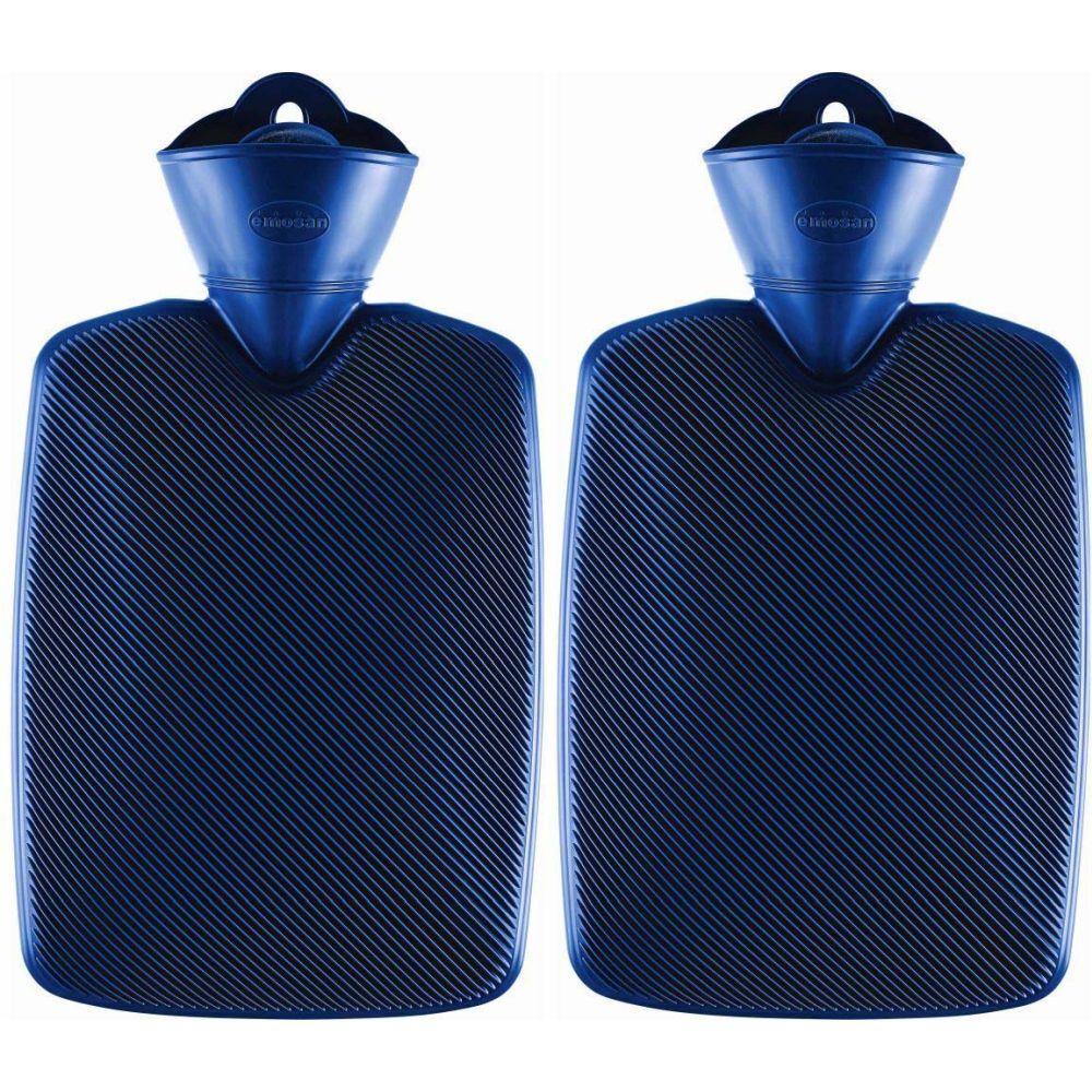 Deux bouillottes bleues avec surface rainurée et goulot de remplissage. Avec dispositif de suspension en haut.