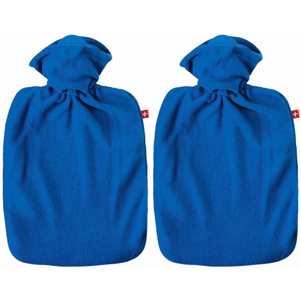 Deux bouillottes bleues avec housse en tissu. Capuche en haut, croix rouge sur le côté. Tissu doux.