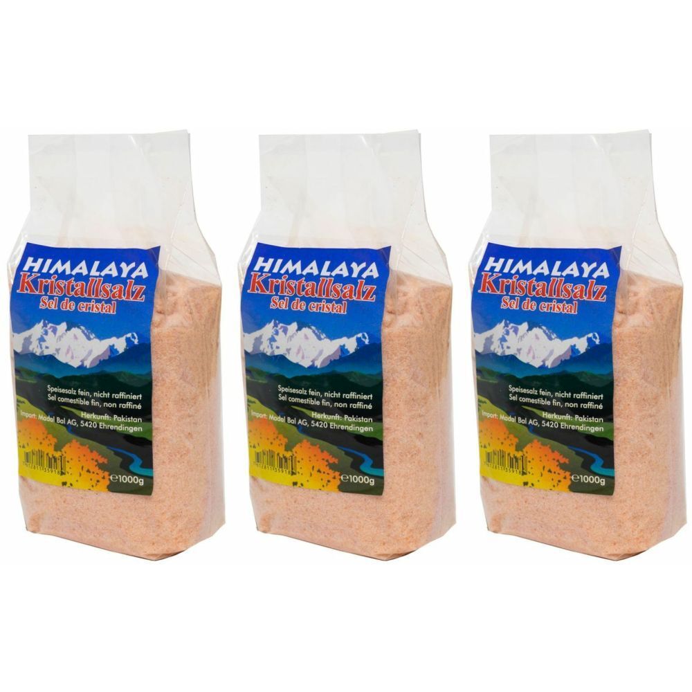 Trois sachets de sel de cristal de l'Himalaya. Emballage transparent avec étiquette bleue, motif montagne et texte. Chaque paquet contient 1000g.