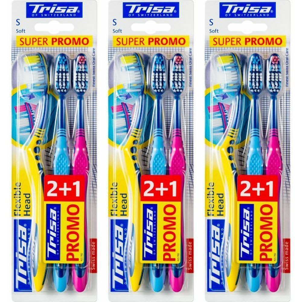 Trois paquets de brosses à dents. Chaque paquet contient trois brosses à dents avec des manches bleus, roses et turquoise. Inscription : Trisa, Super Promo, 2+1.